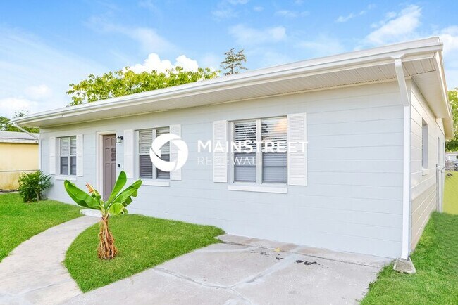 Building Photo - 4 Bedroom Pet-Friendly Home in ORLANDO, FL with Main Street Renewal