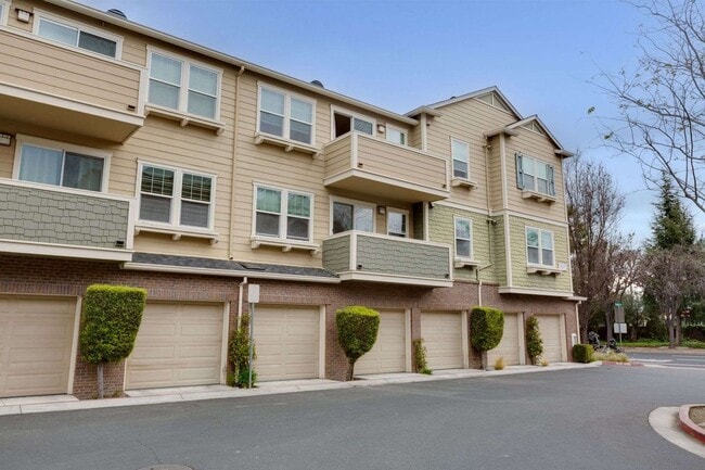 Building Photo - Stunning Top-Floor Condo with Open Layout,...
