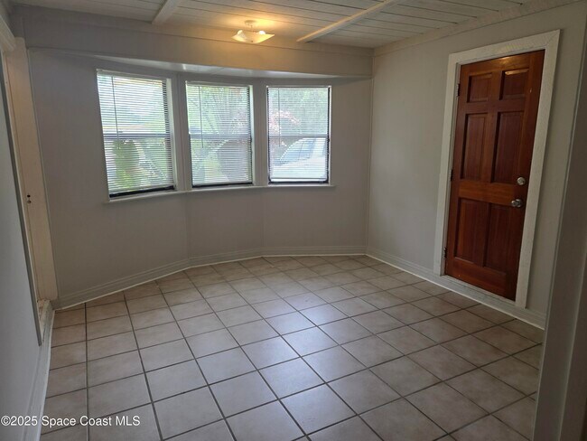 Building Photo - 1081 Ivanhoe St NW