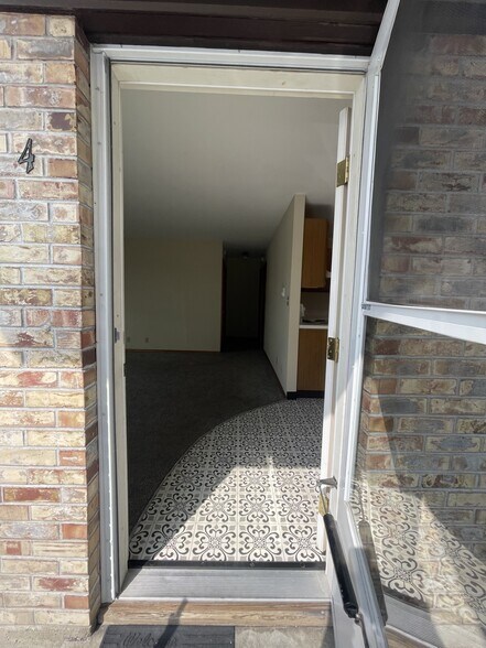 Entry - 530 Burnett Ave N