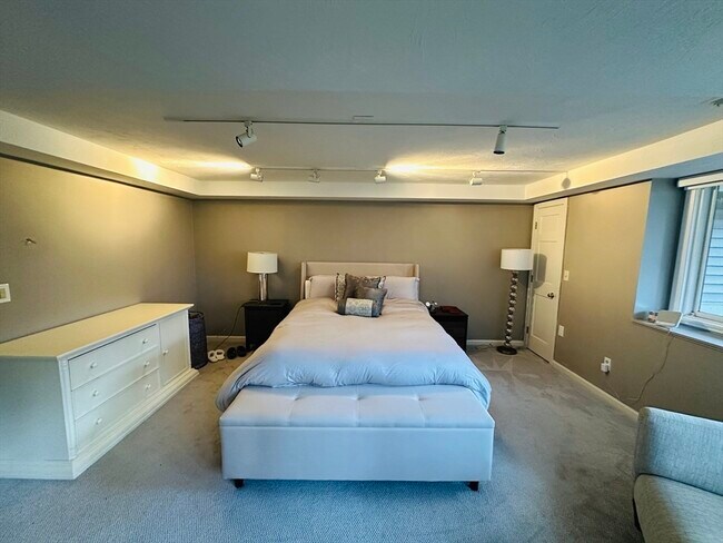 Building Photo - 46 Pointe Rok Dr