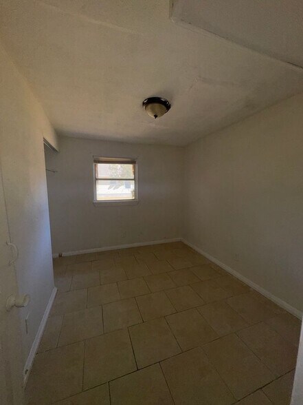 Building Photo - 1637 E 15th St