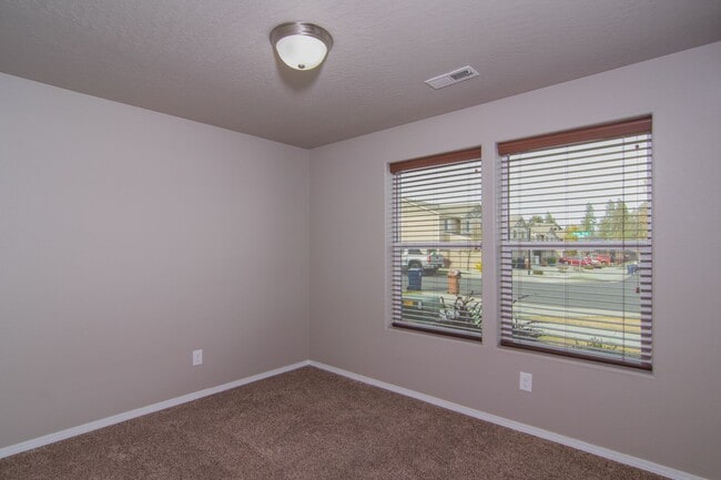 Building Photo - Single floor living 3 Bed 2 Bath home with...