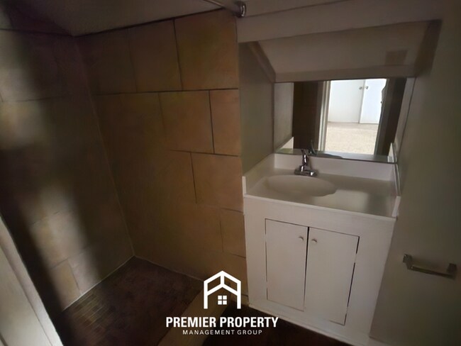 Building Photo - Spacious 4BR/3BA Memphis Home w/ Vaulted Ceilings, Hardwood Floors & 2-Car Garage