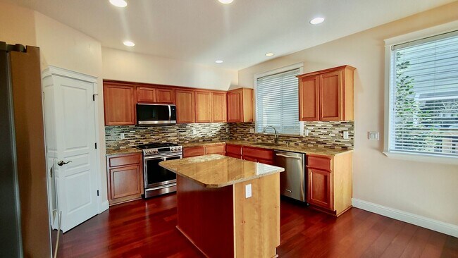 Building Photo - **$1000 OFF FIRST FULL MONTHS RENT**  Gorg...