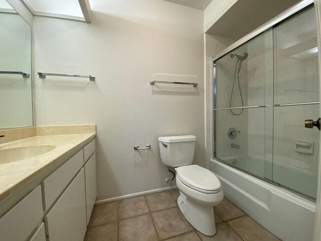 Building Photo - Beautiful corner condo in Lake San Marcos