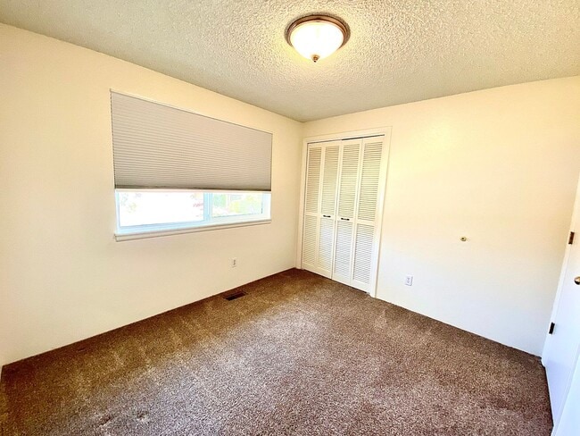 Building Photo - Lovely Highlands Home w/a View Available 7...