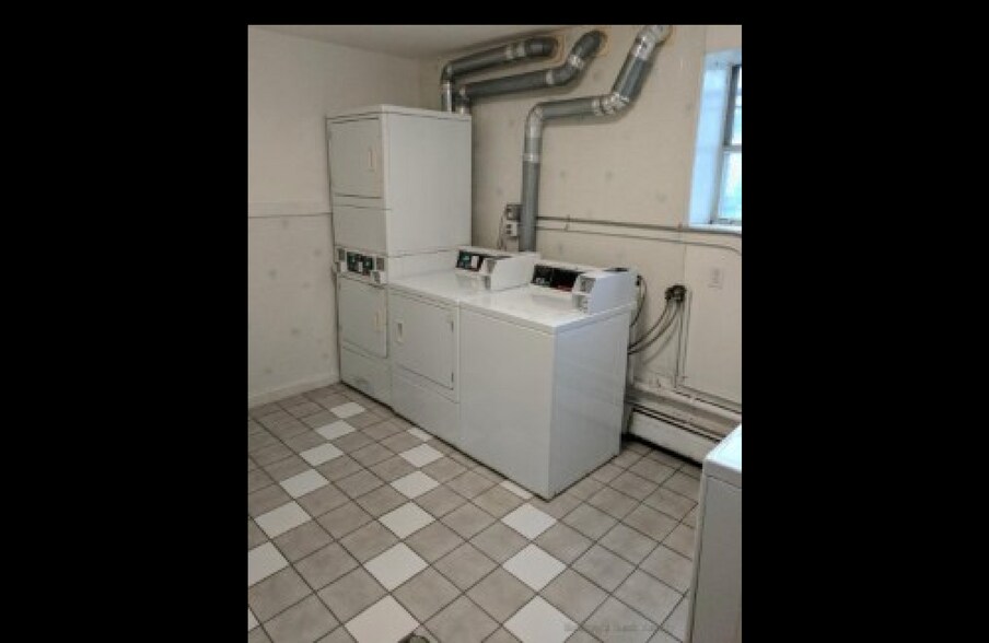 Building Photo - 803 Centre St