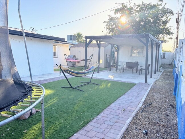 Building Photo - Huntridge Home – Single Story – Solar Panels - Great for Dogs