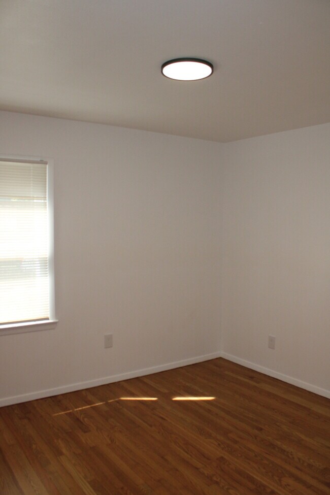 Building Photo - 4bed 2 full bath in Independence off Truma...