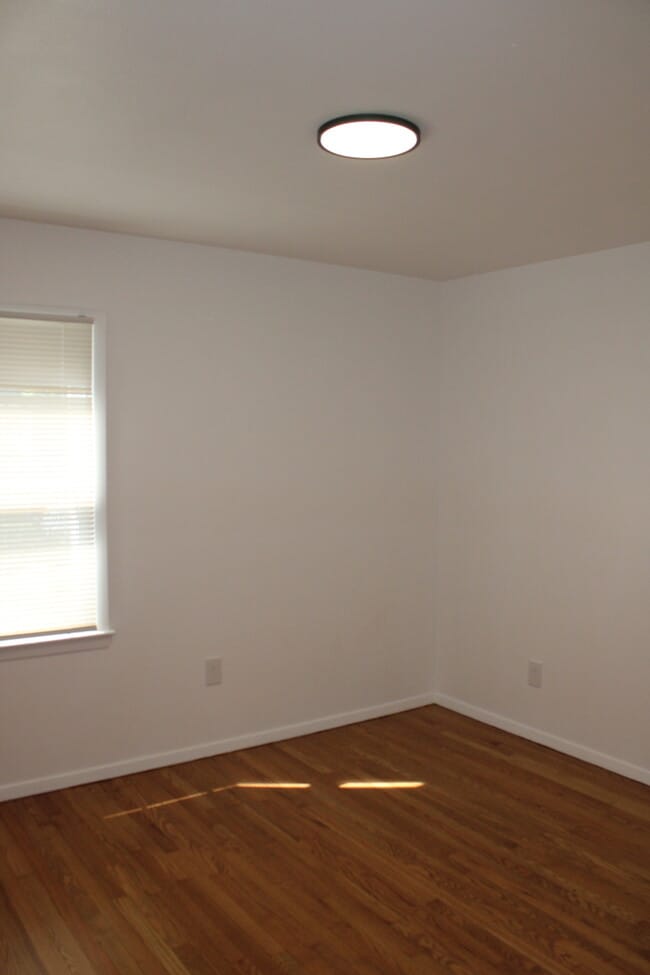 Building Photo - Move in Special - 4bed 2 full bath in Inde...