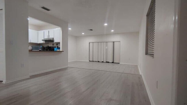 Building Photo - 2707 Lowson Blvd