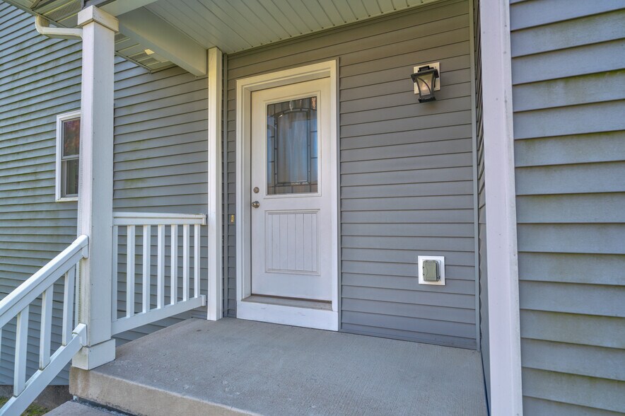 Private Entrance - 846 Thompson Drive