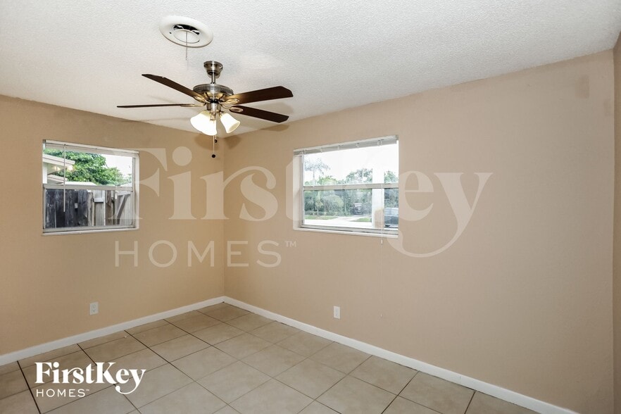 Building Photo - 351 SW 31st Ave