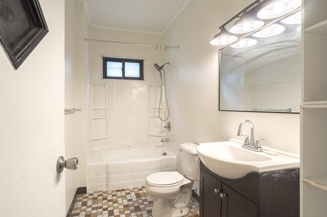 Bathroom - 2676 Botsford St