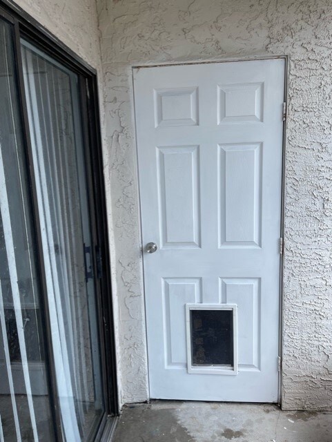 Building Photo - 2820 S Bartell Dr