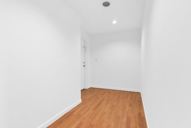Building Photo - 5951 Wellesley Park Dr