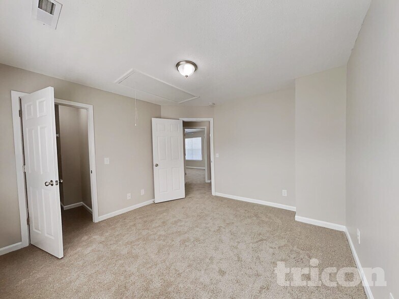 Building Photo - 4616 Village Square Ct