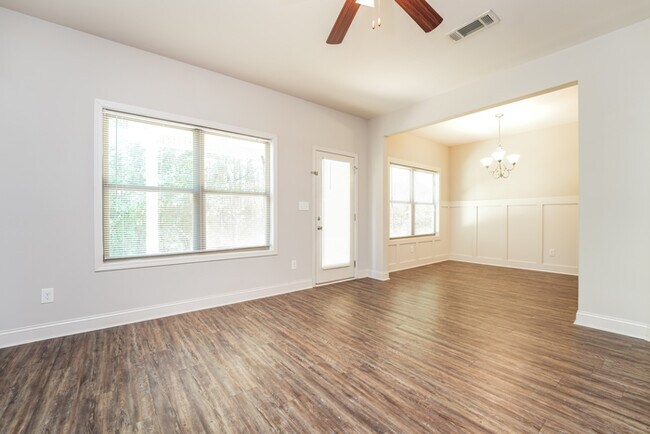 Building Photo - 905 Justice Dr