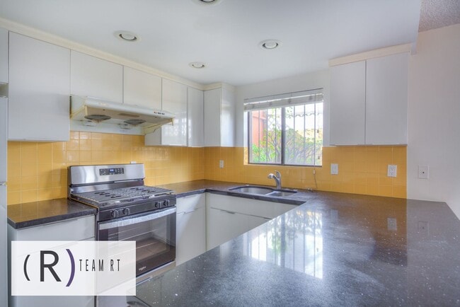 Building Photo - Gorgeous townhouse in a quiet 6-unit gated complex