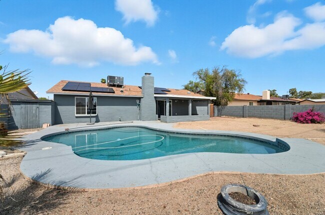 Building Photo - Beautiful Glendale Home With Pool!