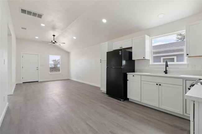 Building Photo - 1087 Schubert Ln