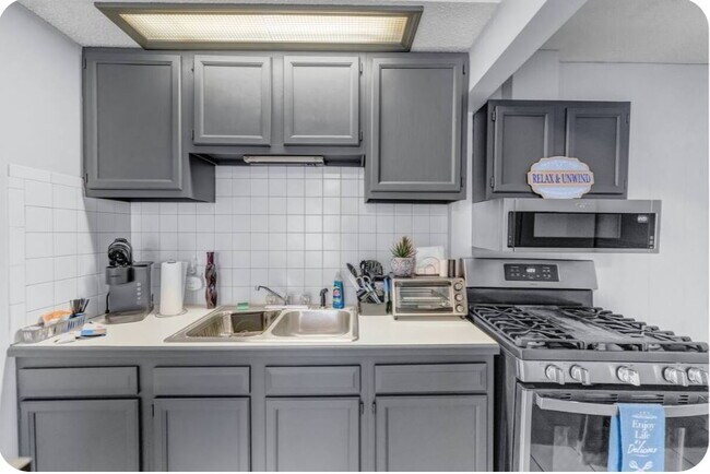 Building Photo - Furnished 1-Bedroom Apartment with Private Entrance and Free Laundry