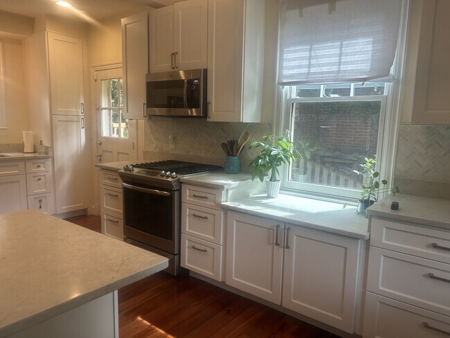 Building Photo - 4825 Butterworth Pl NW