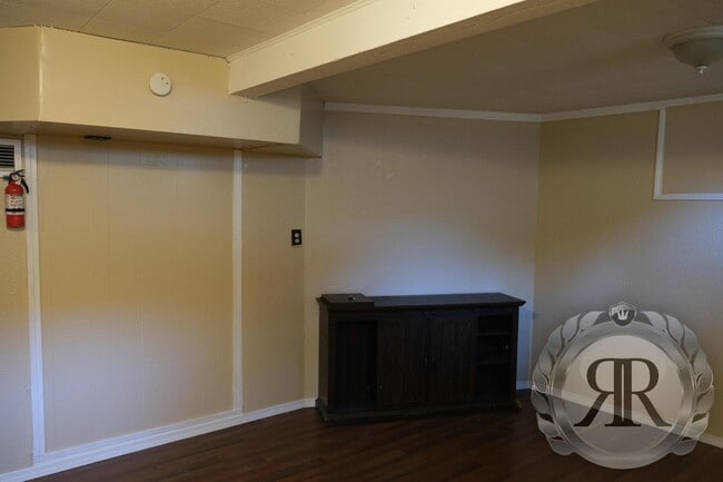 Building Photo - Gorgeous 4bd 1.5bt Home Next to YVC!