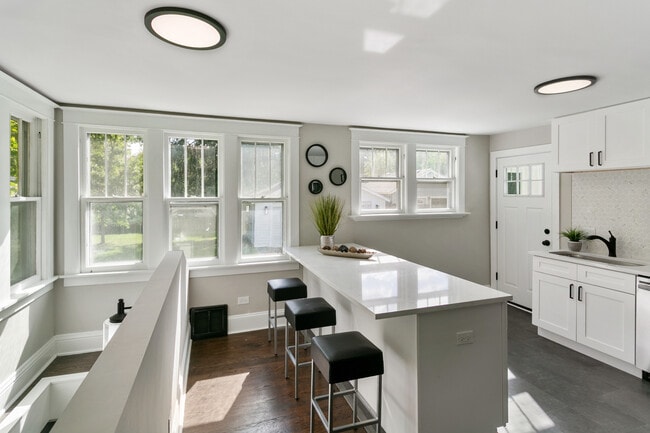 Building Photo - 1525 Burr Oak Rd