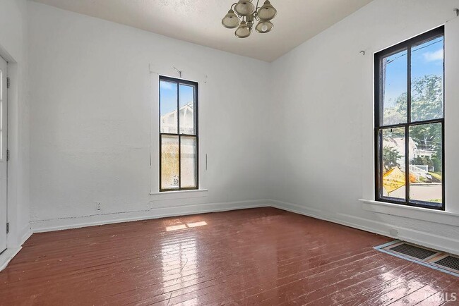 Building Photo - 317 E Smith Ave