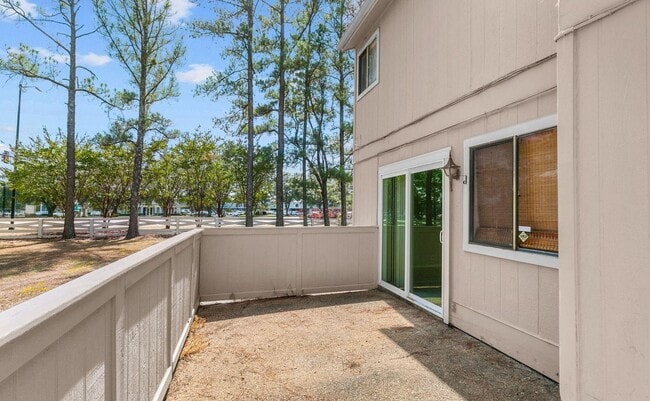 Building Photo - Live Where Convenience Meets Comfort in Lakebend!