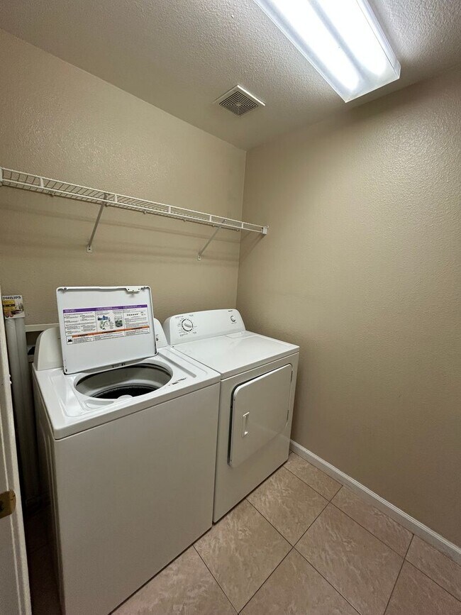 Building Photo - 3 Bedroom 2.5 Bathroom Townhouse