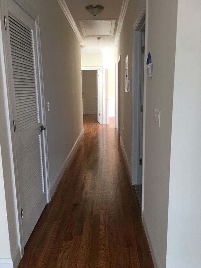 Building Photo - 194 Parkhurst St