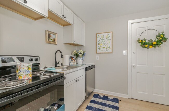 Building Photo - Brookwood Garden Condo