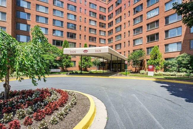 Building Photo - Charming & Bright Studio at River Place North