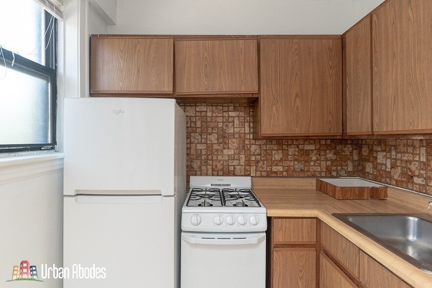 Building Photo - 727 W Belmont Ave