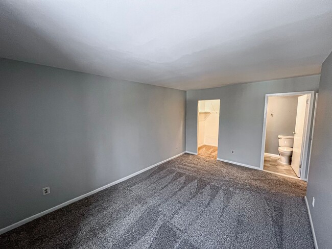 Building Photo - Sun-filled 2 Bed 1.5 Bath With Bonus Offic...