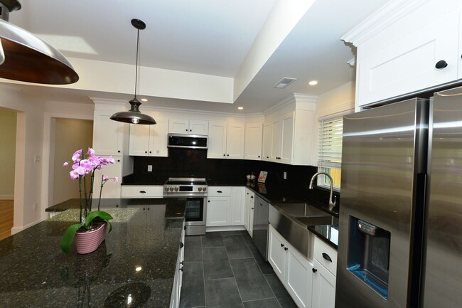 Building Photo - 817 Englewood Dr