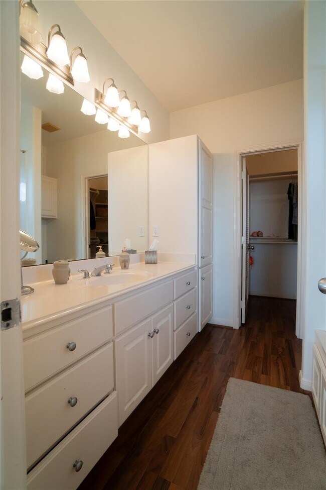 Building Photo - 16619 Bayfront Dr