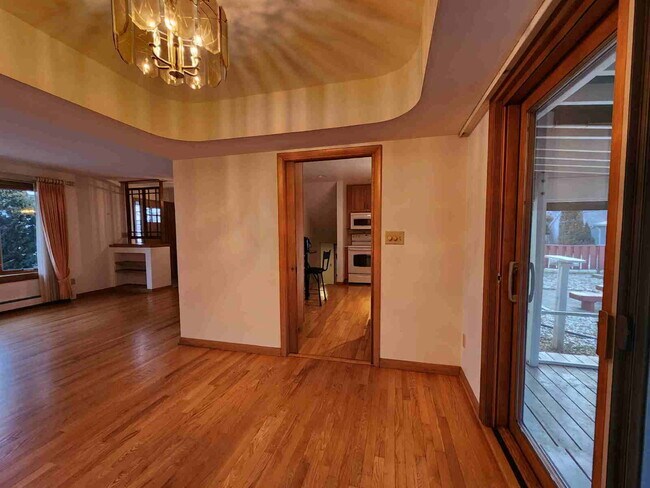 Building Photo - Beautiful Home Appleton