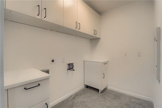 Building Photo - 9400 Shady Oaks Dr