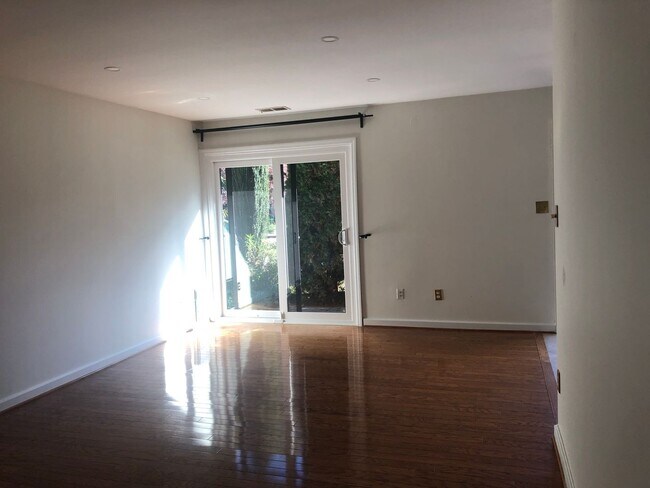 Building Photo - Well Maintained & Updated - 3 BR - Reston Metro