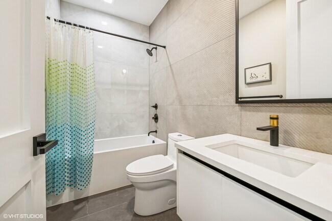 Building Photo - 2149 W Belmont Ave