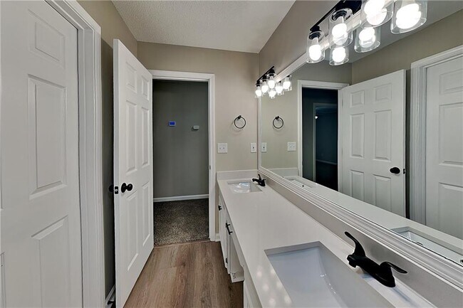 Building Photo - 215 Boca Ciega Ct