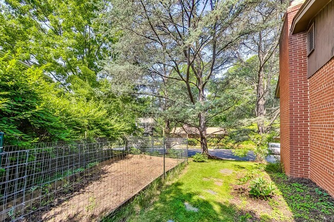 Building Photo - 3 bedroom/2 bath Light Filled Home Located in a Quiet Cul-de-Sac