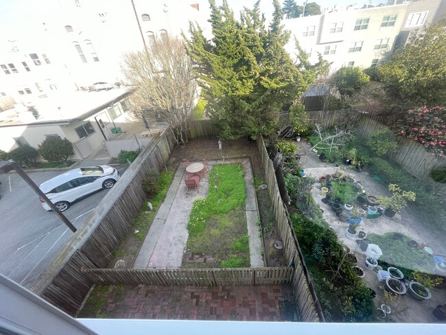 Building Photo - Top Floor 3 Bedroom Flat Available Now - R...