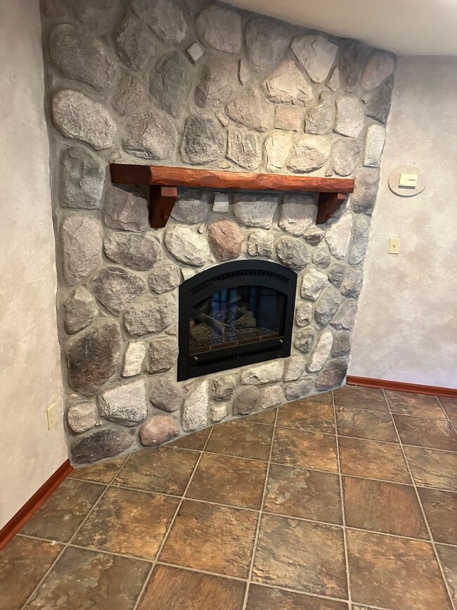 Building Photo - Spacious Home in Gaylord