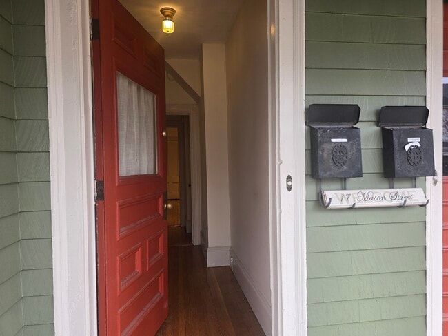 Building Photo - 17 Mason St