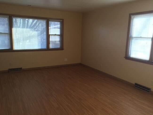Building Photo - COZY EFFICIENCY LOCATED NEAR DOWNTOWN SIOUX FALLS! CALL TODAY FOR A SHOWING!